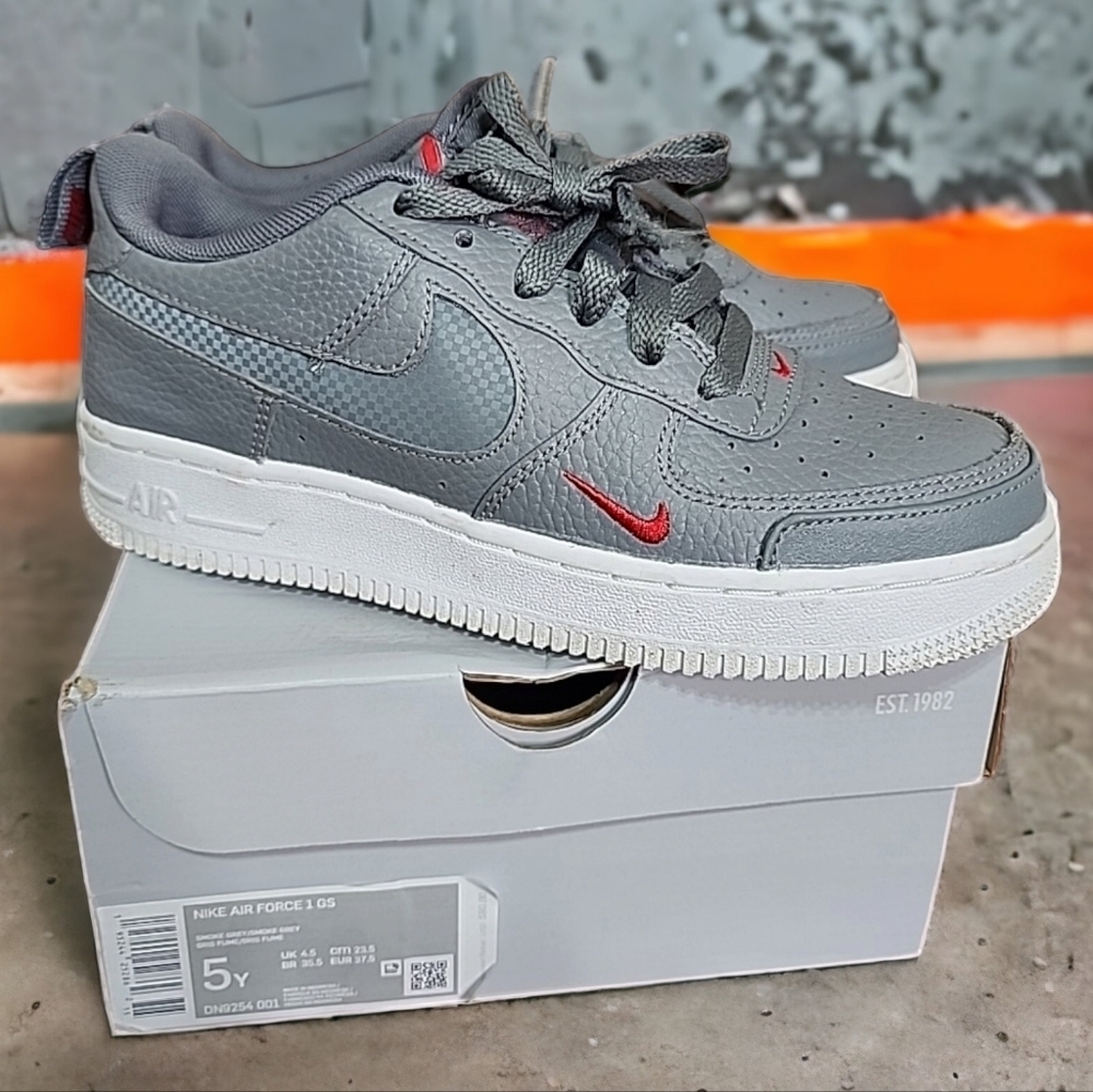 Nike Air Force 1 Low GS SMOKE GREY RED . Size 5 Youth